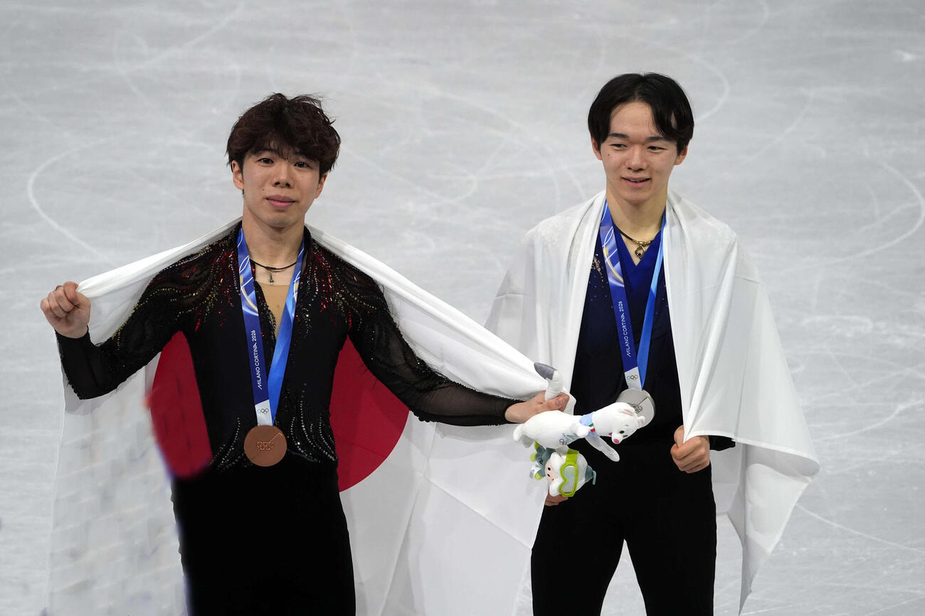 銀メダルの鍵山（右）と銅メダルの佐藤（撮影・パオロ　ヌッチ）