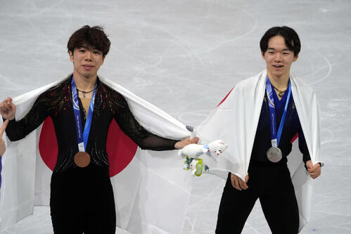 フィギュア】日本勢3大会連続のWメダル 鍵山優真が銀、佐藤駿が涙の銅