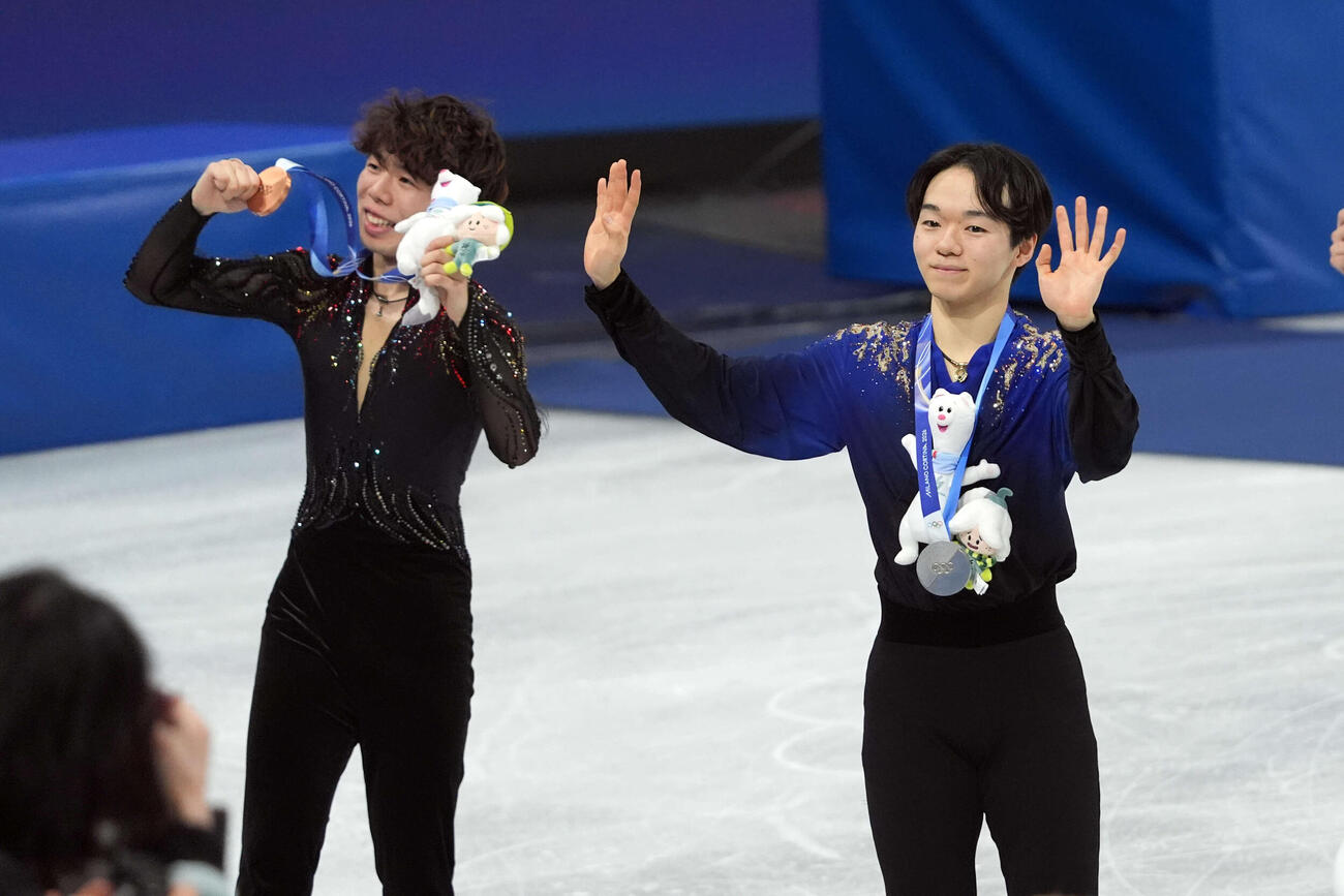 銀メダルの鍵山（右）と銅メダルの佐藤は笑顔を見せる（撮影・パオロ　ヌッチ）