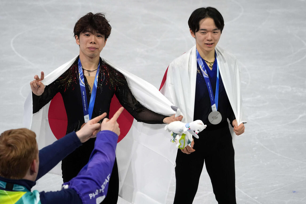 銀メダルの鍵山（右）と銅メダルの佐藤（撮影・パオロ　ヌッチ）