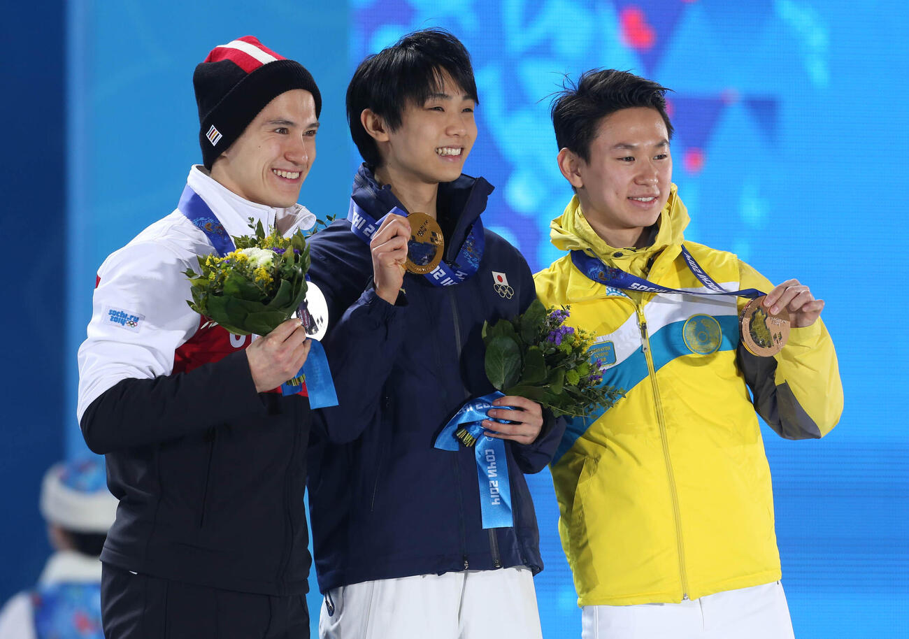 14年ソチ五輪フィギュアスケート男子表彰式で記念撮影する、左から銀メダルのパトリック・チャン、金メダルの羽生結弦、銅メダルのデニス・テン
