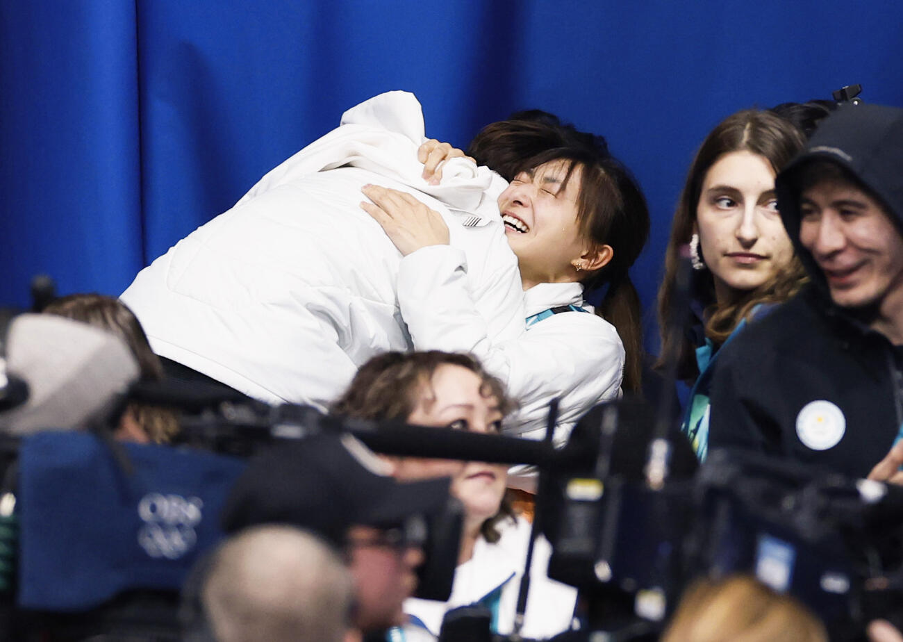 男子で銅メダルを獲得した佐藤駿（左）を涙を流しながら祝福する坂本花織＝ミラノ（共同）