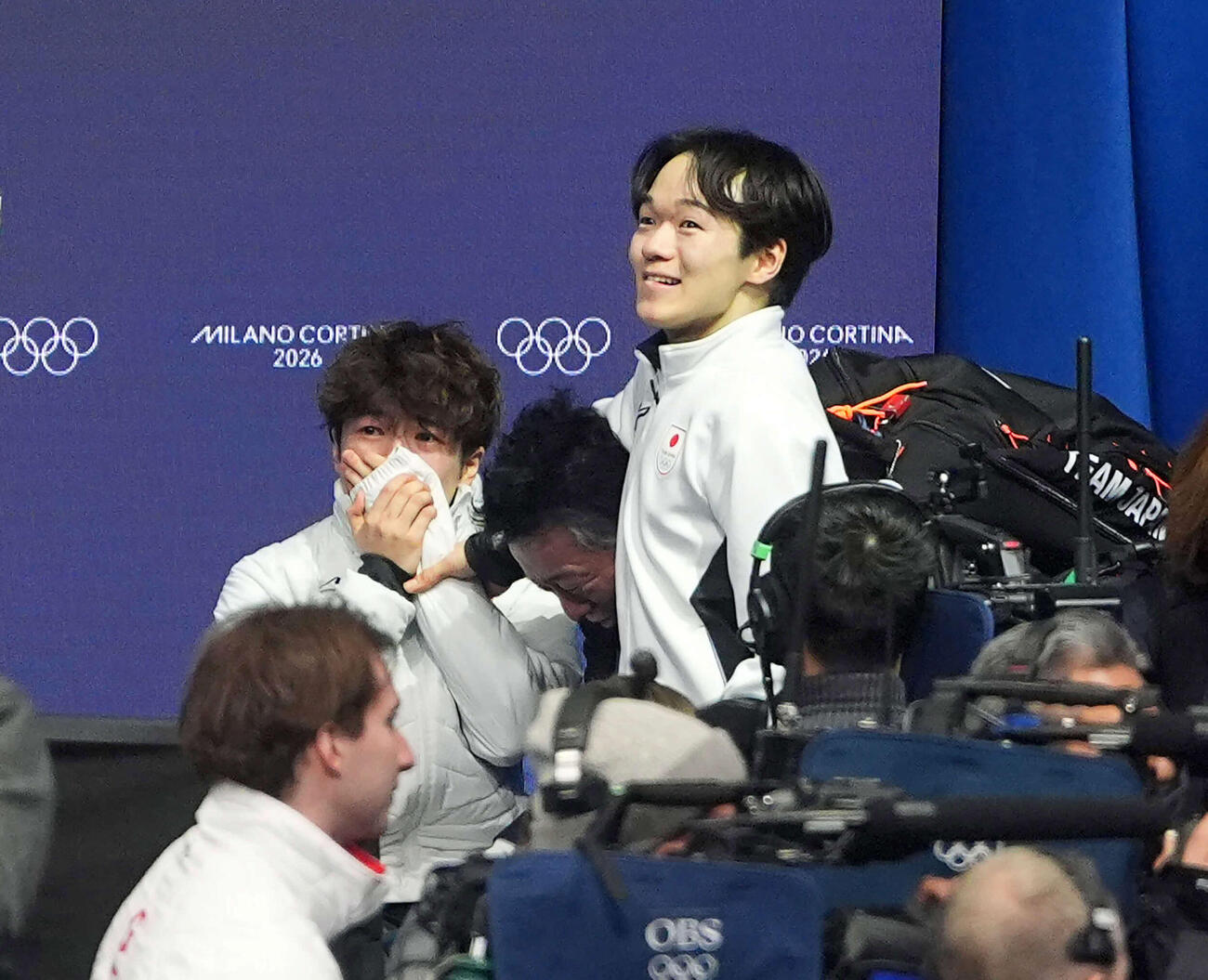 銅メダルを獲得し涙を流す佐藤（中央左）と銀メダルの鍵山（同右）（撮影・パオロ　ヌッチ）