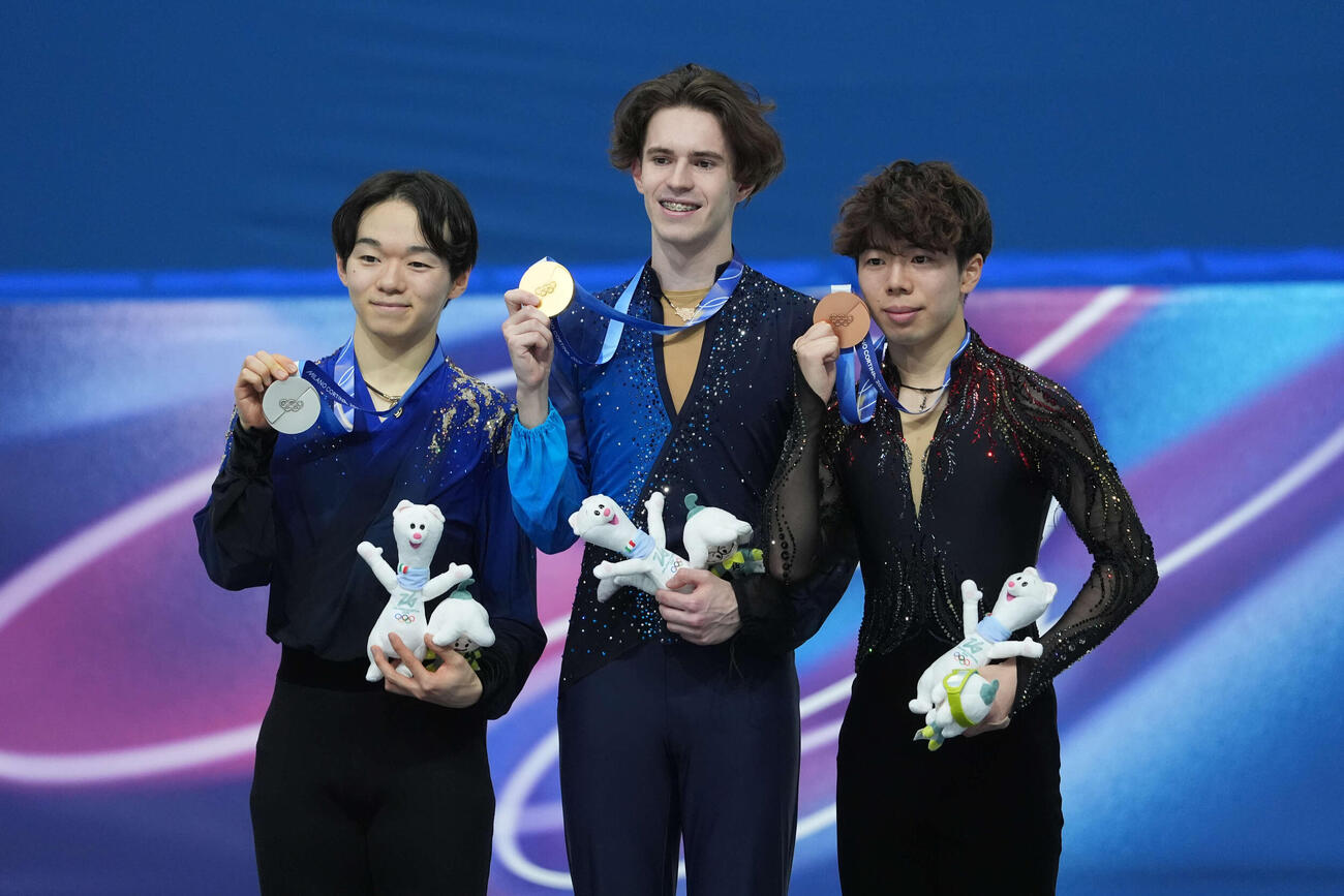 表彰式で記念撮影する銀メダルの鍵山（左）と銅メダルの佐藤（右）。金メダルはミハイル・シャイドロフ（撮影・パオロ　ヌッチ）