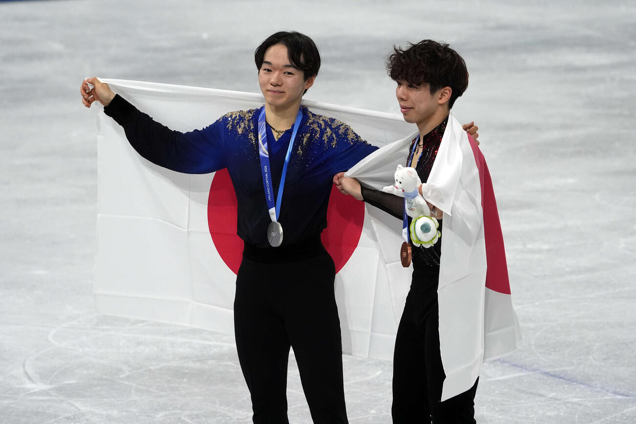 笑顔を見せる銀メダルの鍵山（左）と銅メダルの佐藤（撮影・パオロ　ヌッチ）