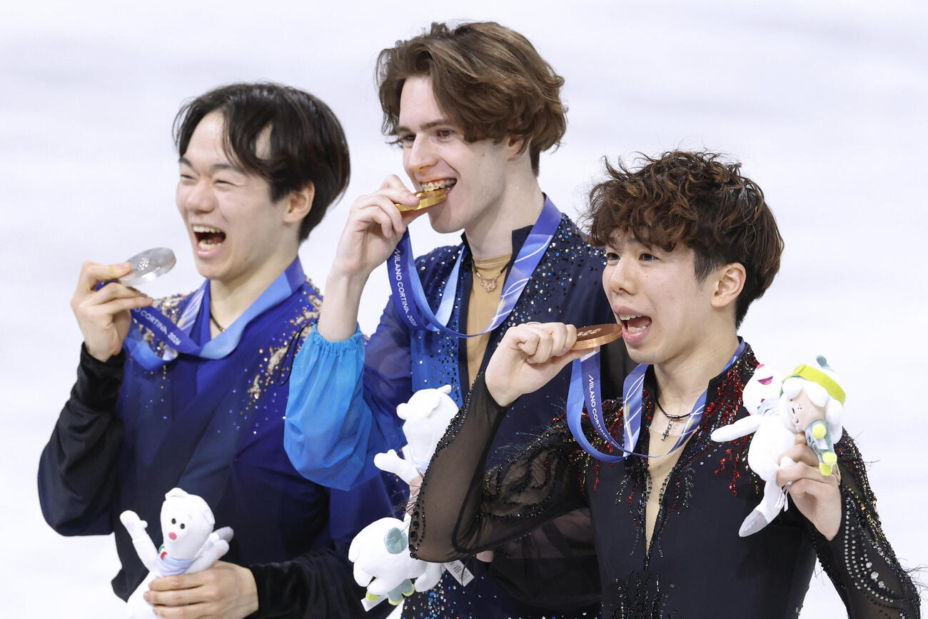 男子の表彰式で撮影に応じる（左から）銀メダルの鍵山優真、金メダルのミハイル・シャイドロフ、銅メダルの佐藤駿（共同）