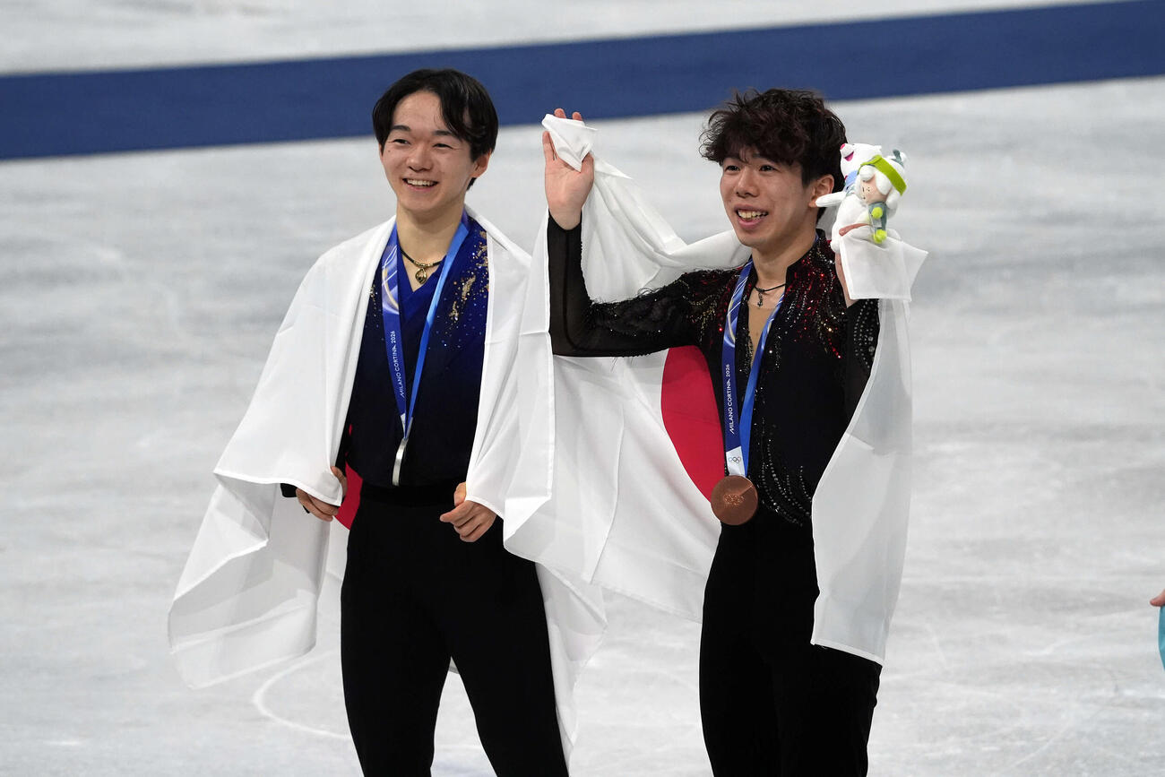 笑顔を見せる銀メダルの鍵山（左）と銅メダルの佐藤（撮影・パオロ　ヌッチ）