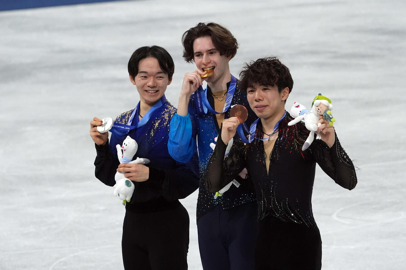 メダルを手に記念撮影する銀メダルの鍵山（左）と銅メダルの佐藤（右）。金メダルはミハイル・シャイドロフ（撮影・パオロ　ヌッチ）