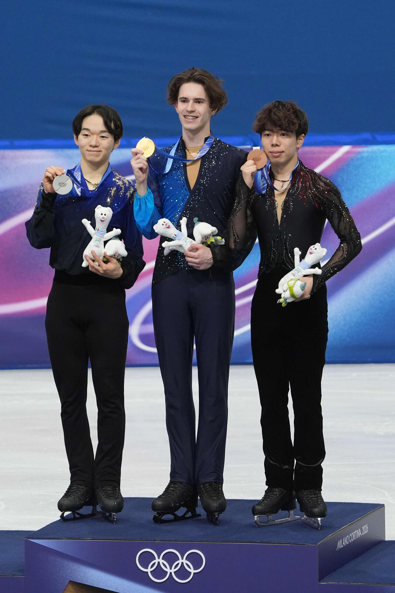 表彰式で記念撮影する銀メダルの鍵山（左）と銅メダルの佐藤（右）。金メダルはミハイル・シャイドロフ（撮影・パオロ　ヌッチ）