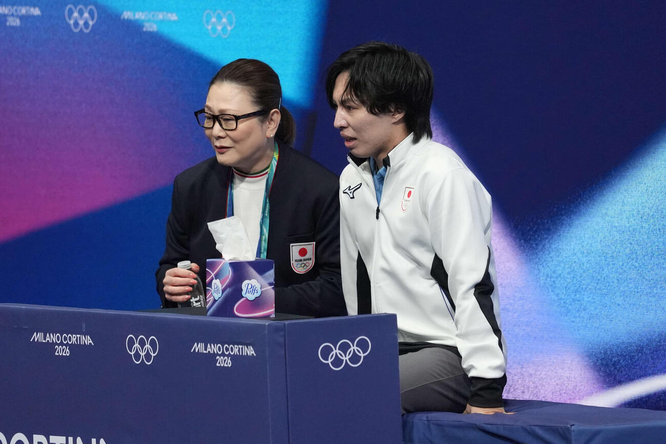 男子フリーの演技を終えキス・アンド・クライで結果を待つ三浦（右）と佐藤コーチ（撮影・パオロ　ヌッチ）