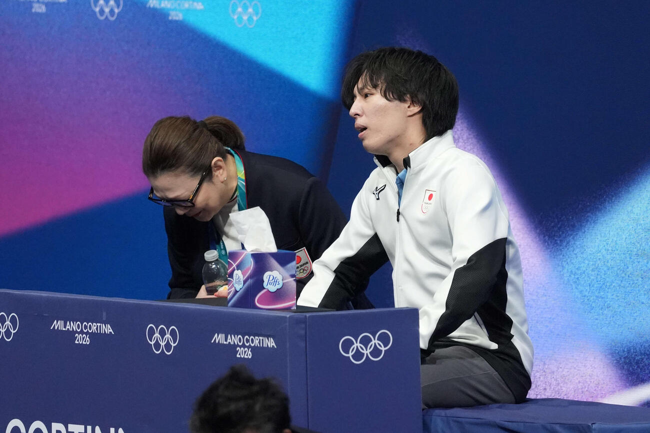 男子フリーの演技を終えキス・アンド・クライで浮かない表情の三浦（右）と佐藤コーチ（撮影・パオロ　ヌッチ）