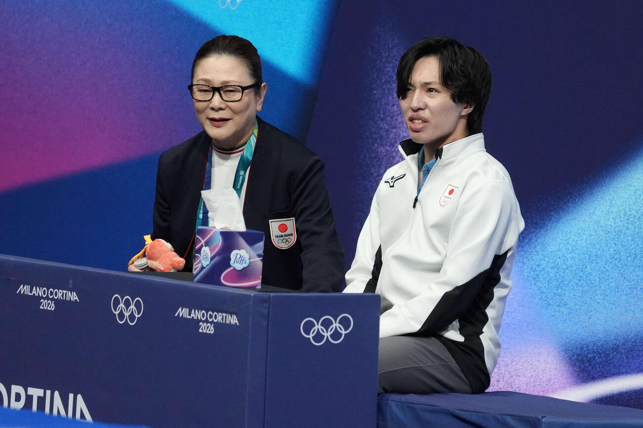 男子フリーの演技を終えキス・アンド・クライで浮かない表情の三浦（右）と佐藤コーチ（撮影・パオロ　ヌッチ）