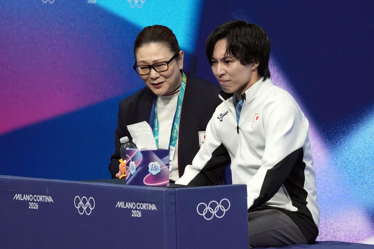 男子フリーの演技を終えキス・アンド・クライで浮かない表情の三浦（右）と佐藤コーチ（撮影・パオロ　ヌッチ）