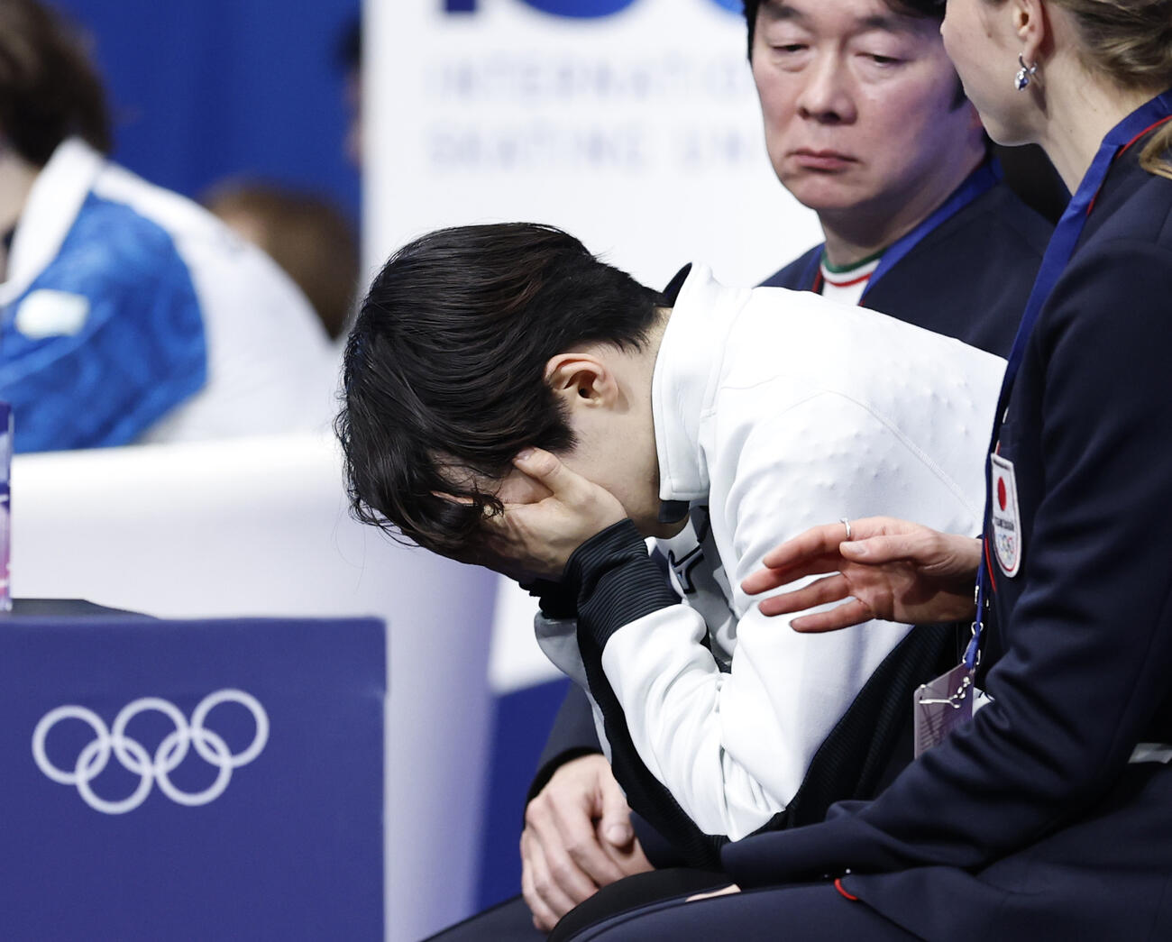 男子フリーの演技を終え、顔を覆う鍵山優真＝ミラノ（共同）