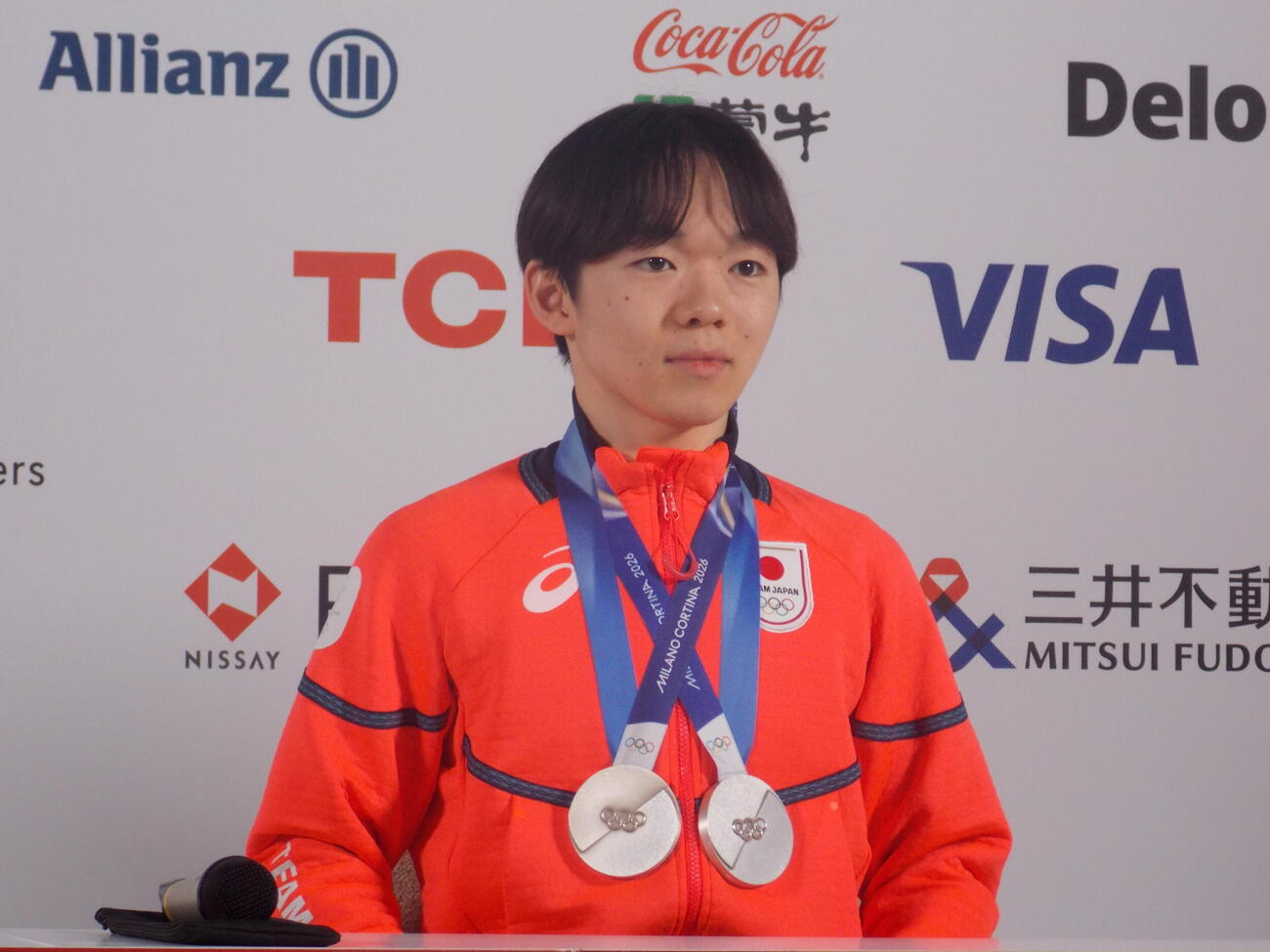 個人銀メダル獲得から一夜明け、日本オリンピック委員会（JOC）の記者会見で思いを語った鍵山優真（撮影・松本航）