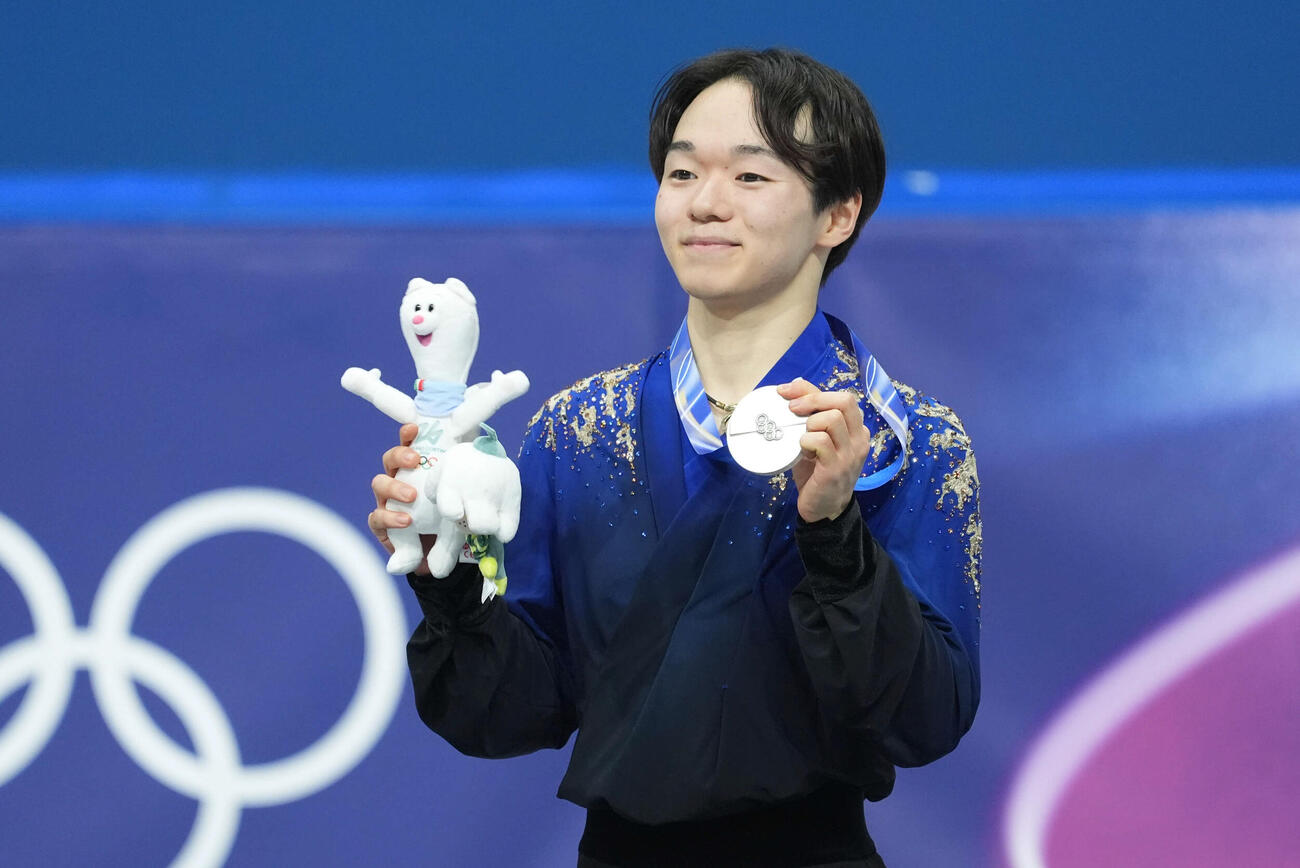 表彰式で銀メダルを手に記念撮影する鍵山（撮影・パオロ　ヌッチ）