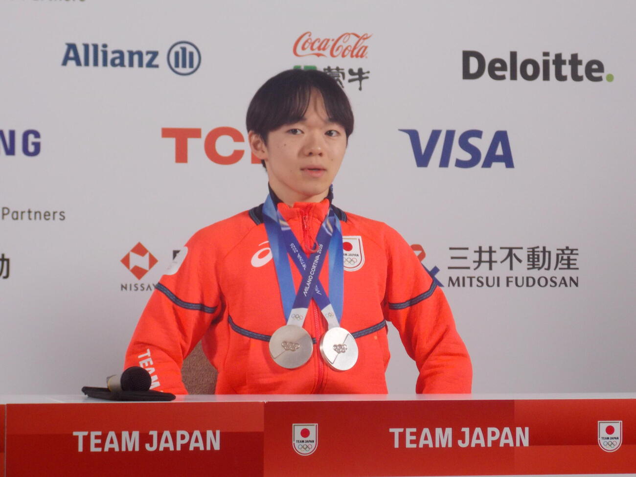 個人銀メダル獲得から一夜明け、日本オリンピック委員会（JOC）の記者会見で思いを語った鍵山優真（撮影・松本航）