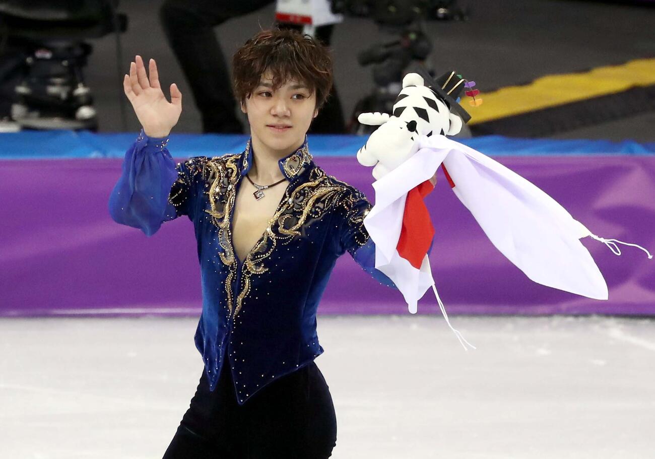 平昌五輪、銀メダルを獲得し手を振る宇野昌磨さん（2018年2月撮影）