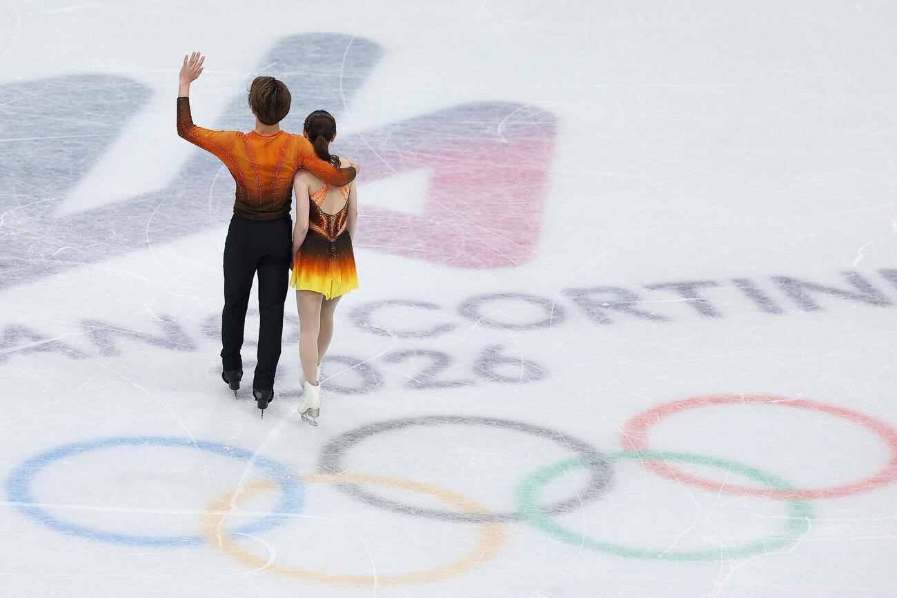 ペアSPの演技を終えた長岡（右）、森口組（撮影・前田充）