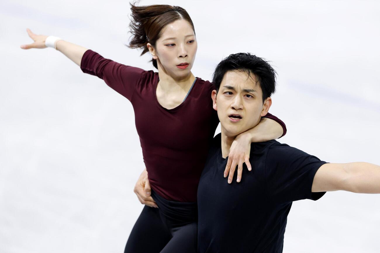 公式練習で調整するペアの三浦璃来（左）、木原龍一組（共同）