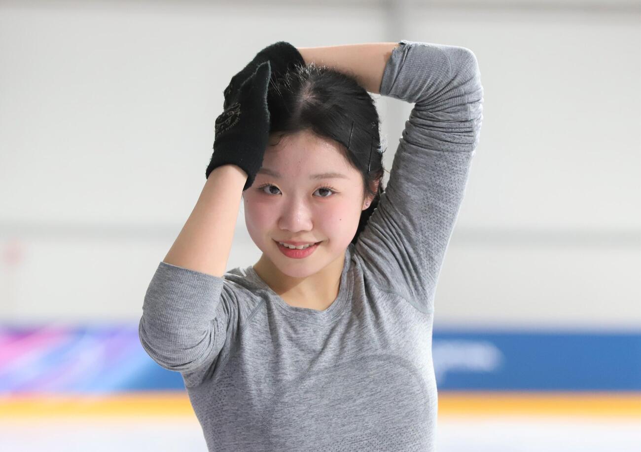 公式練習中に笑顔を見せる中井亜美