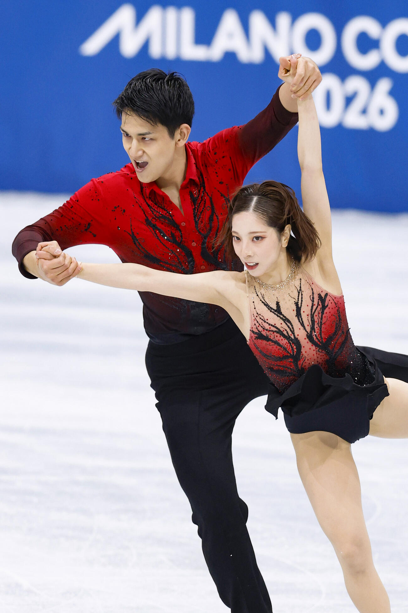 ペア・SP　演技する三浦璃来（右）、木原龍一組＝ミラノ（共同）