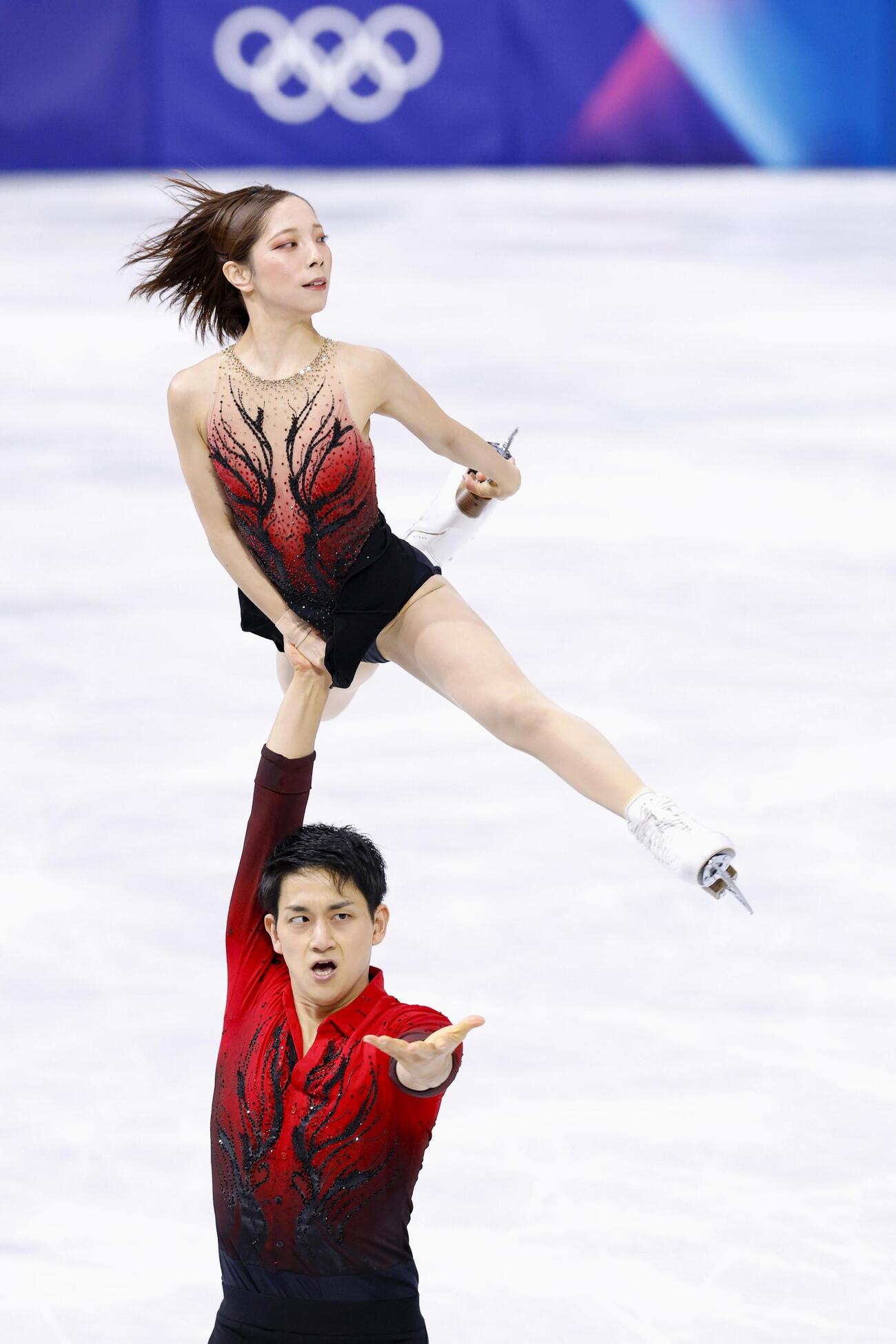 ペア・SP　演技する三浦璃来（上）、木原龍一組＝ミラノ（共同）