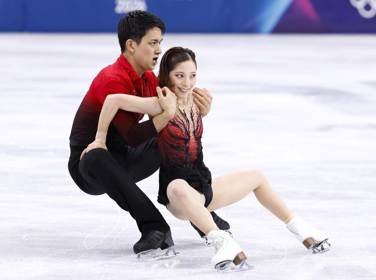 ペア・SP　演技する三浦璃来（右）、木原龍一組＝ミラノ（共同）