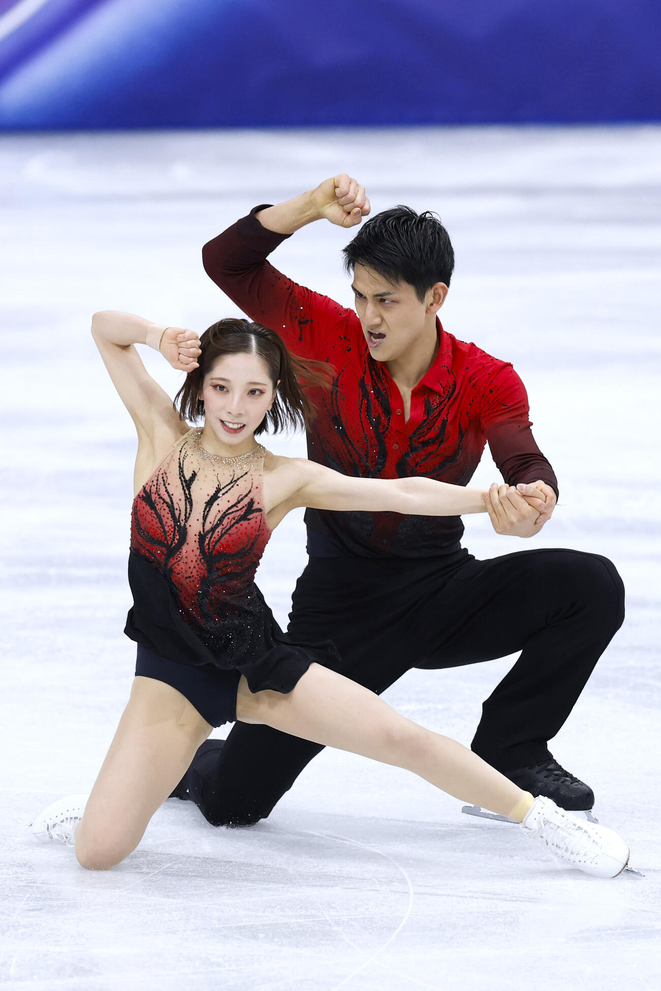 ペア・SP　演技する三浦璃来（左）、木原龍一組＝ミラノ（共同）