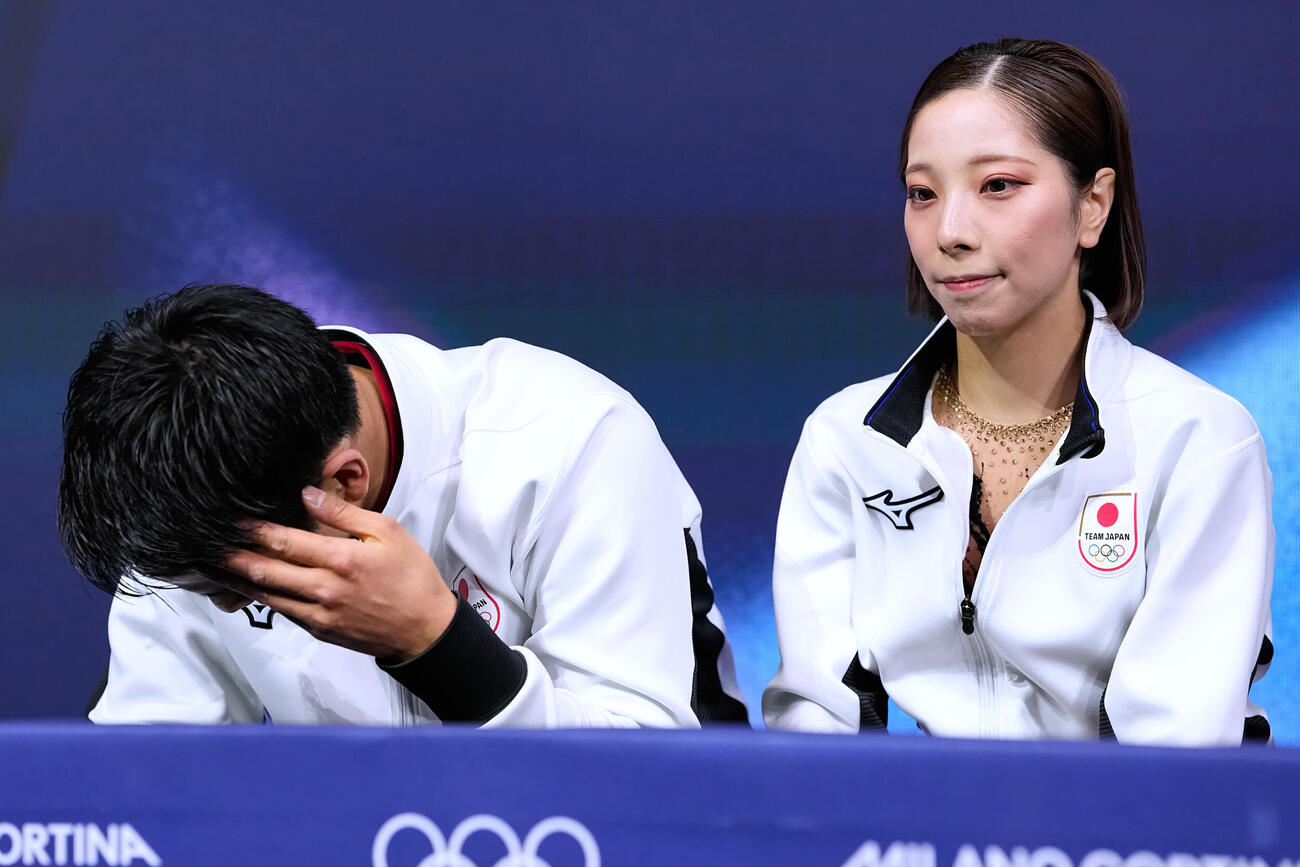 キス・アンド・クライでうつむく木原龍一（左）。右は三浦璃来（AP）