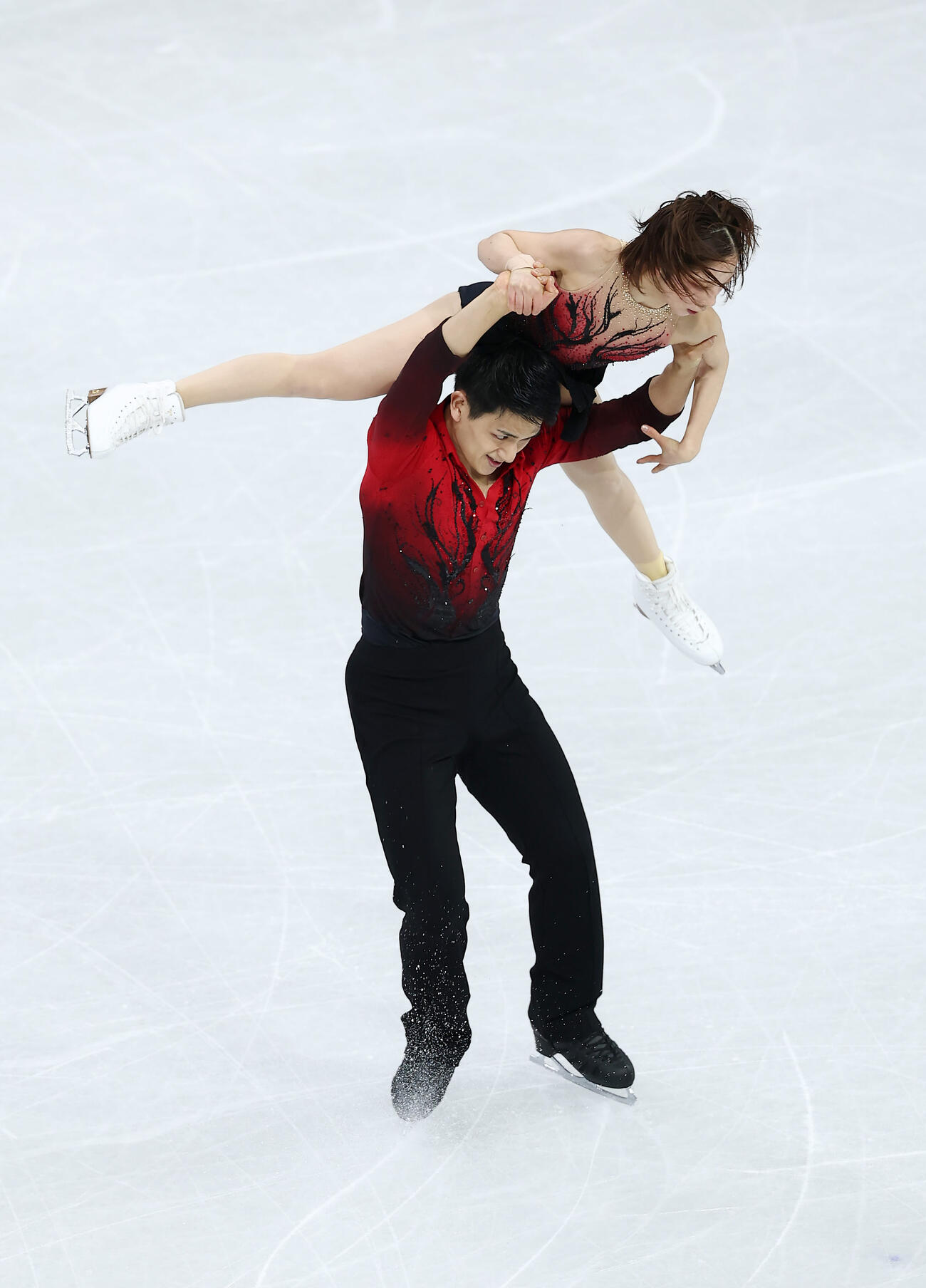 リフトでバランスを崩す三浦、木原組（撮影・前田充）