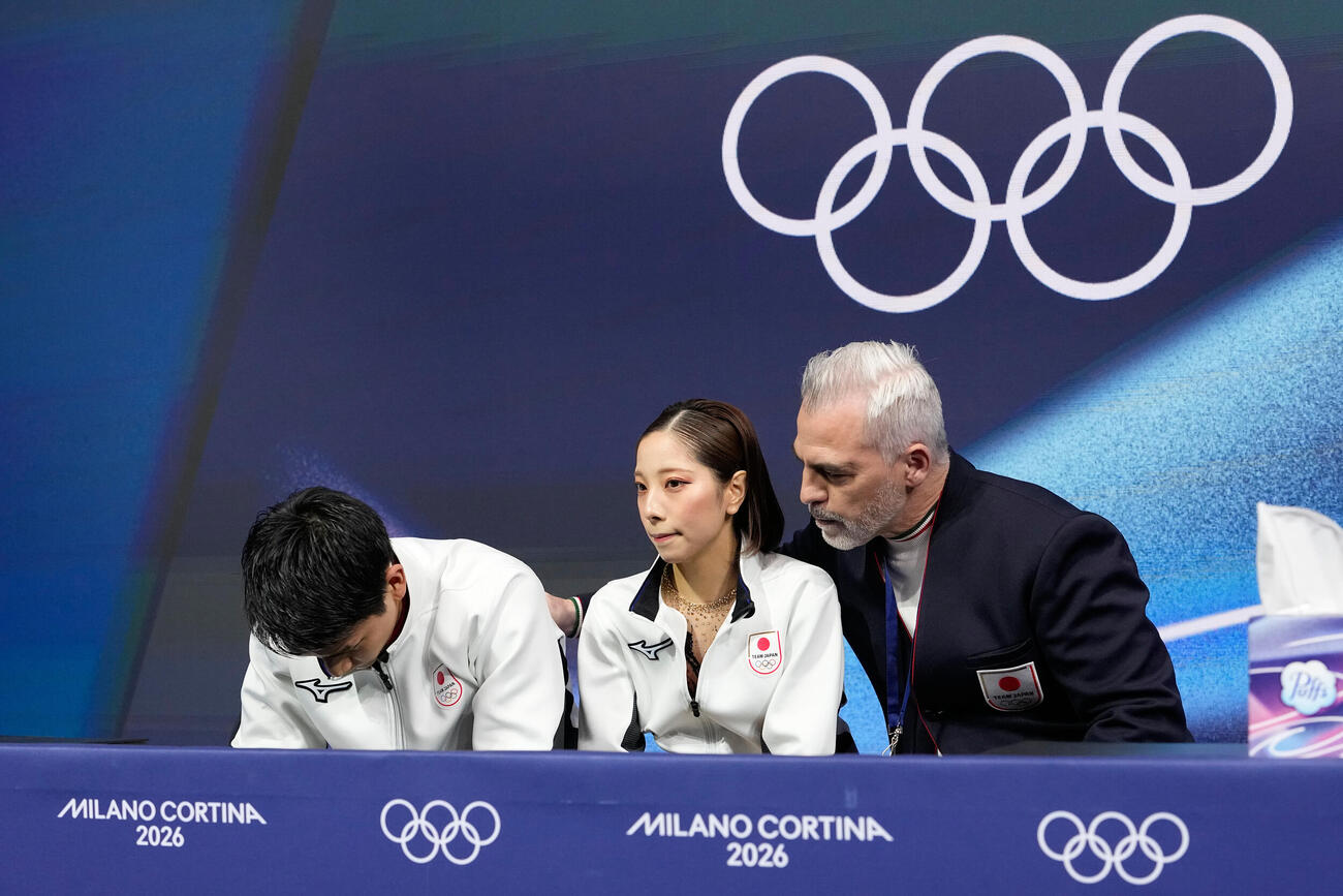 キス・アンド・クライでうつむく木原龍一（左）。中央は三浦璃来（AP）