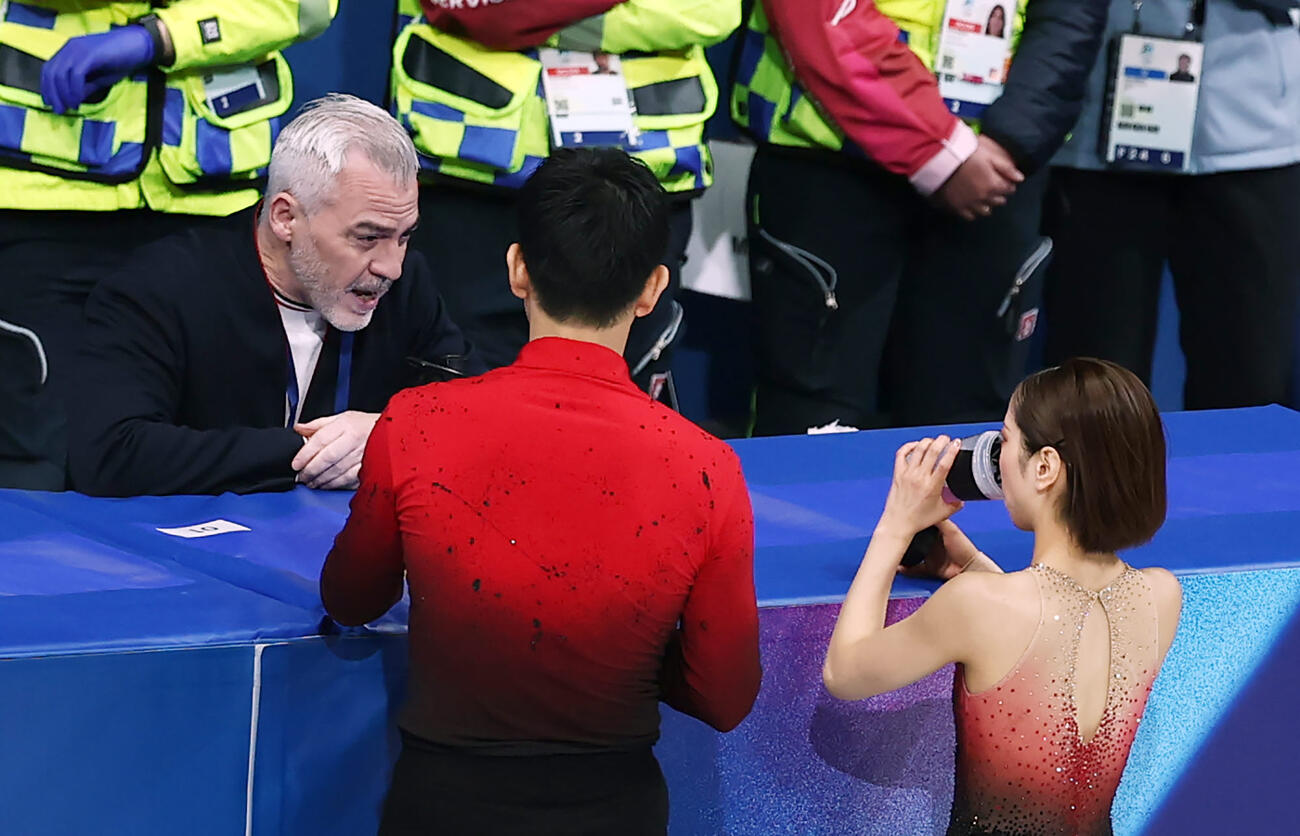 ペアSPに臨む三浦（右）、木原組を送り出すブルーノ・マルコット・コーチ（左）（撮影・前田充）