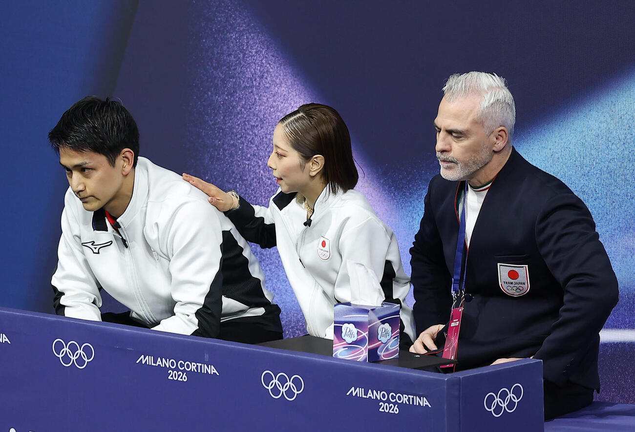 ペアSPの演技を終え、得点を待つ三浦（中央）、木原組。右はブルーノ・マルコット・コーチ（撮影・前田充）