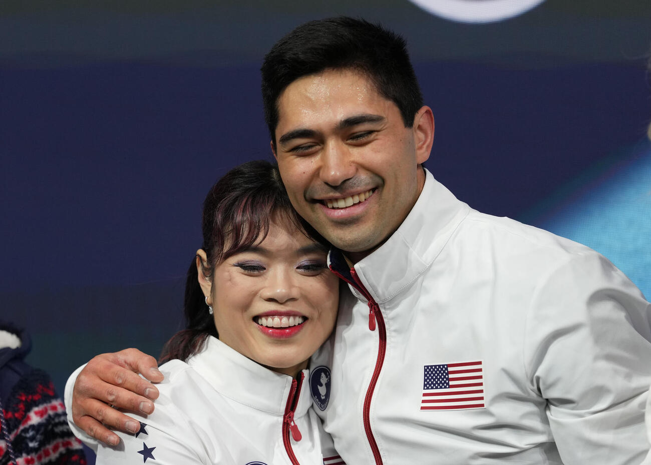 フリーの得点を確認し抱き合う米国代表のエミリー・チャン（左）、スペンサーアキラ・ハウ組（AP）