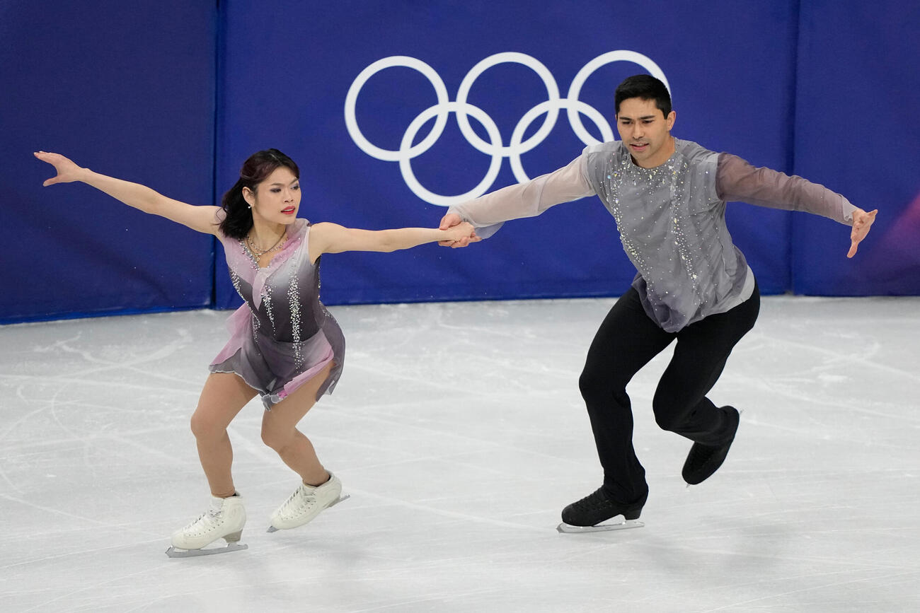 米国代表のエミリー・チャン（左）、スペンサーアキラ・ハウ組（AP）