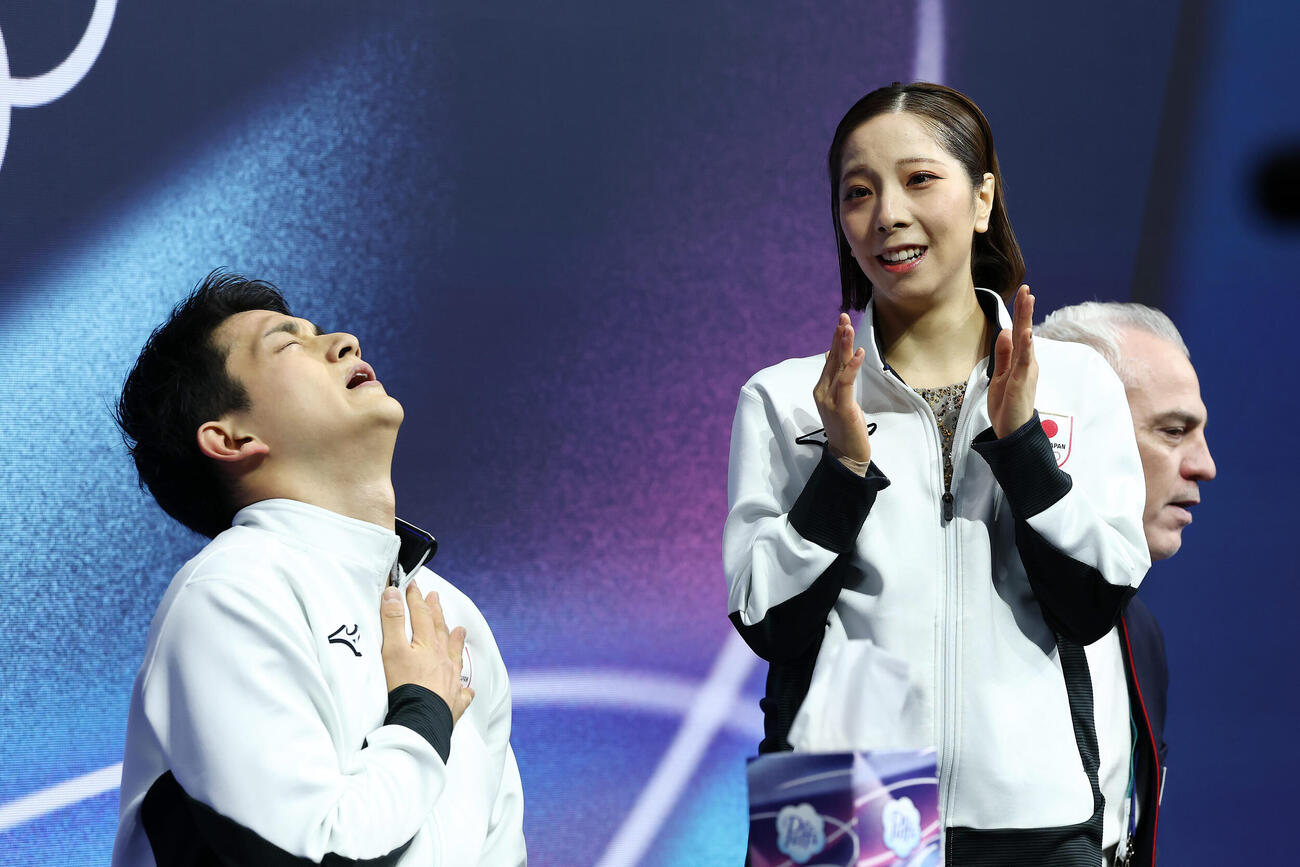 得点を確認し、笑顔の三浦（中央）と胸に手を当てる木原（撮影・前田充）