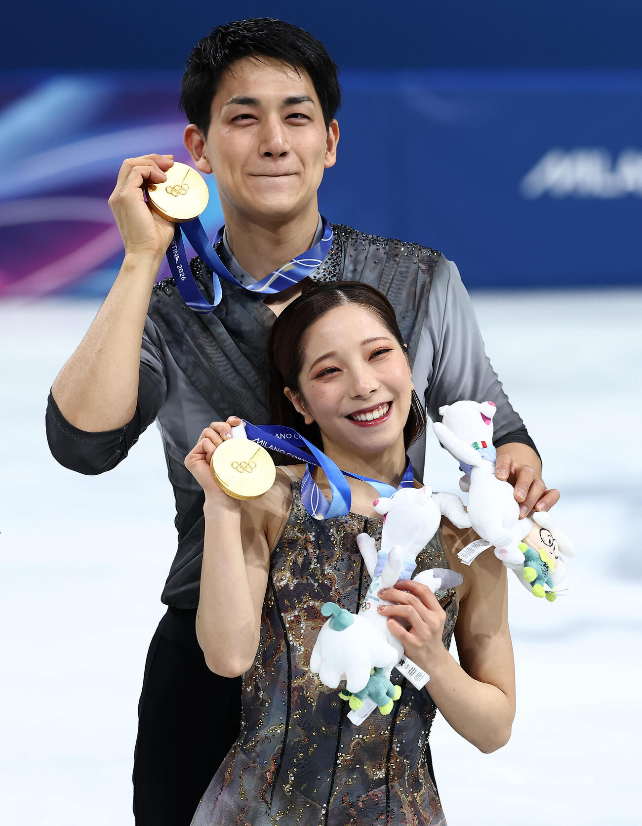 金メダルを手に笑顔の三浦璃来、木原龍一組（撮影・前田充）