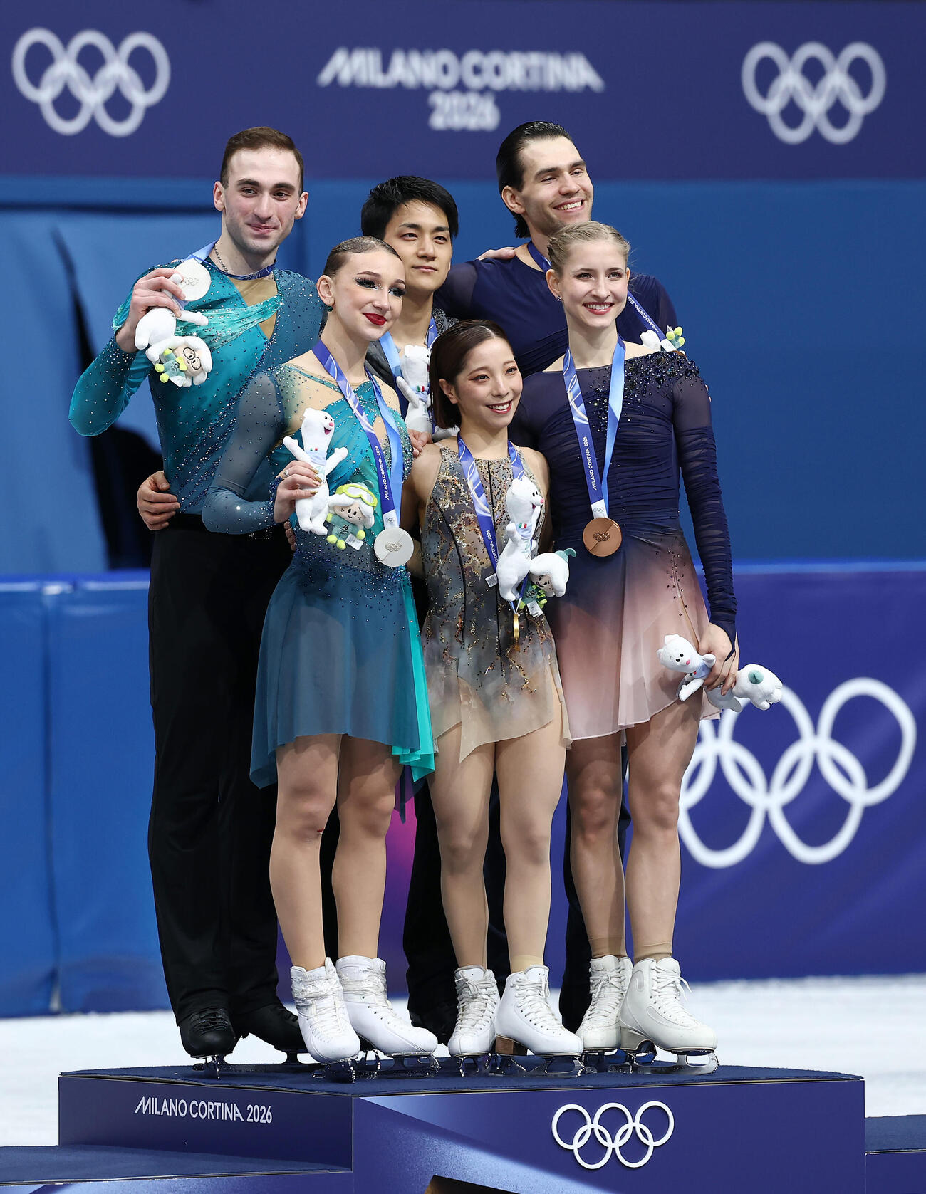 金メダルを獲得し、笑顔で記念写真に納まる三浦、木原組（中央）。左は銀メダルのアナスタシア・メテルキナ、ルカ・ベルラワ、右は銅メダルのミネルバファビエンヌ・ハゼ、ニキータ・ボロディン（撮影・前田充）