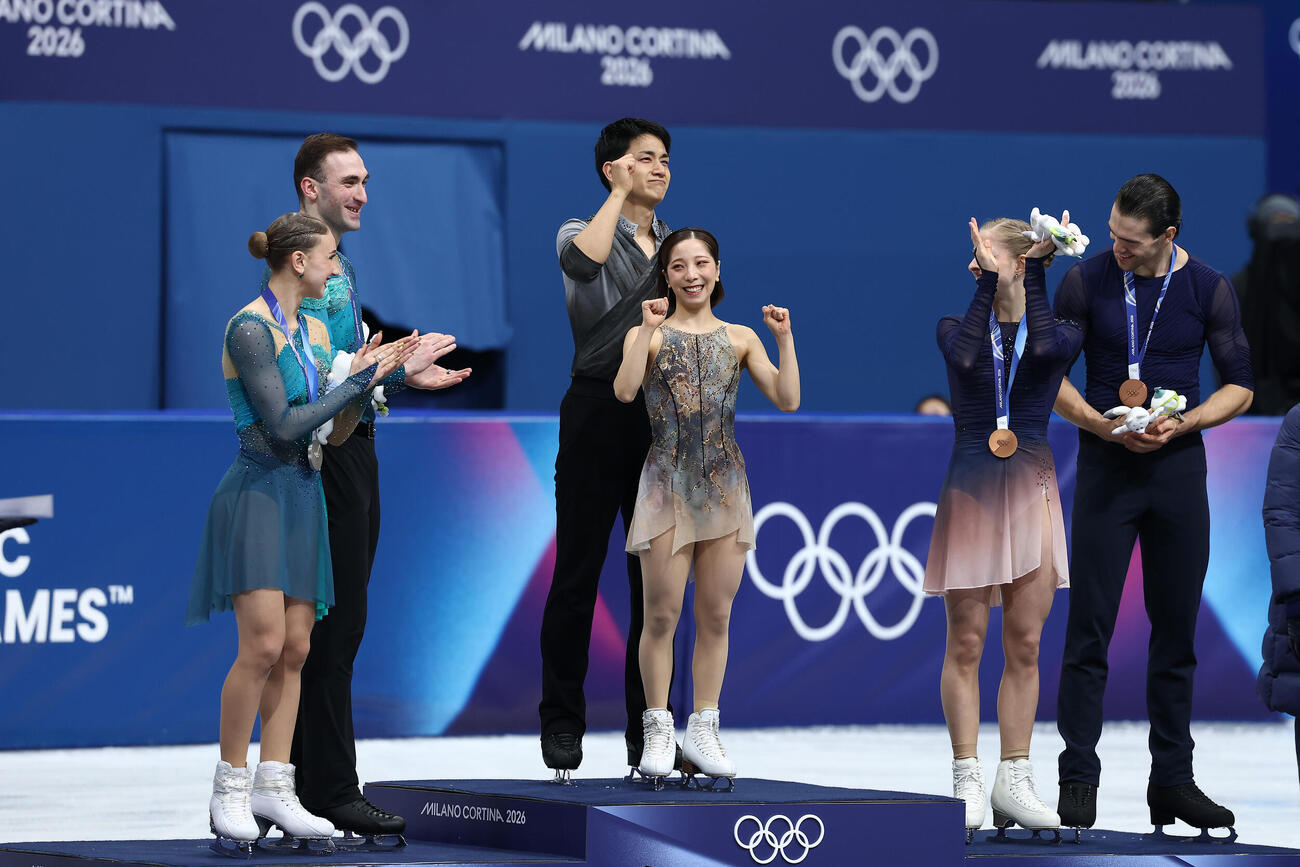 金メダルを獲得し、表彰台でガッツポーズする三浦、木原組（中央）（撮影・前田充）