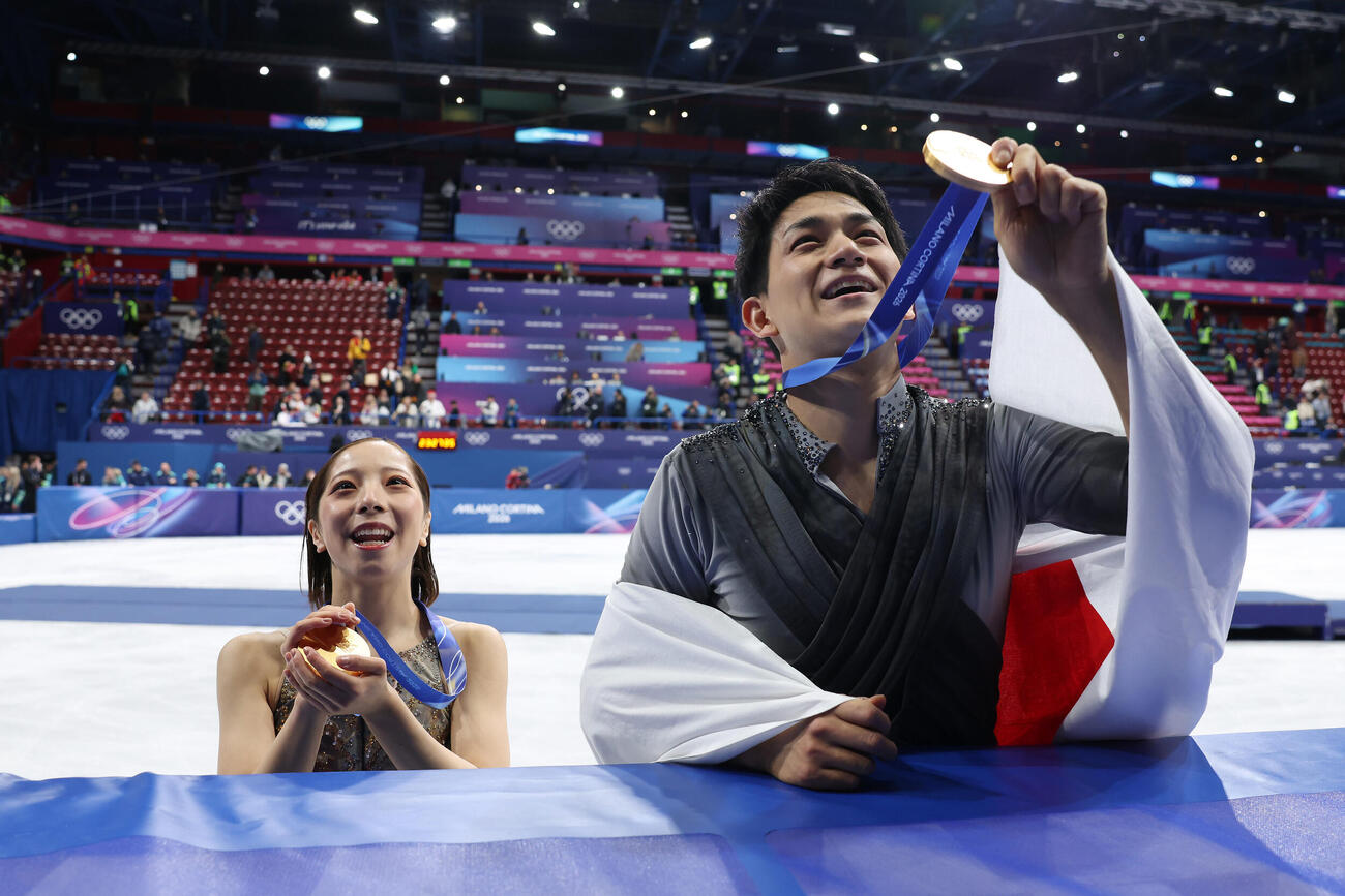 金メダルを手に笑顔の三浦（左）、木原組（撮影・前田充）