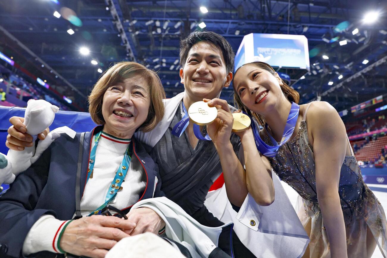 ペアで金メダルを獲得し、日本スケート連盟の小林芳子フィギュア強化副部長（左）と写真に納まる三浦璃来（右）、木原龍一組（共同）