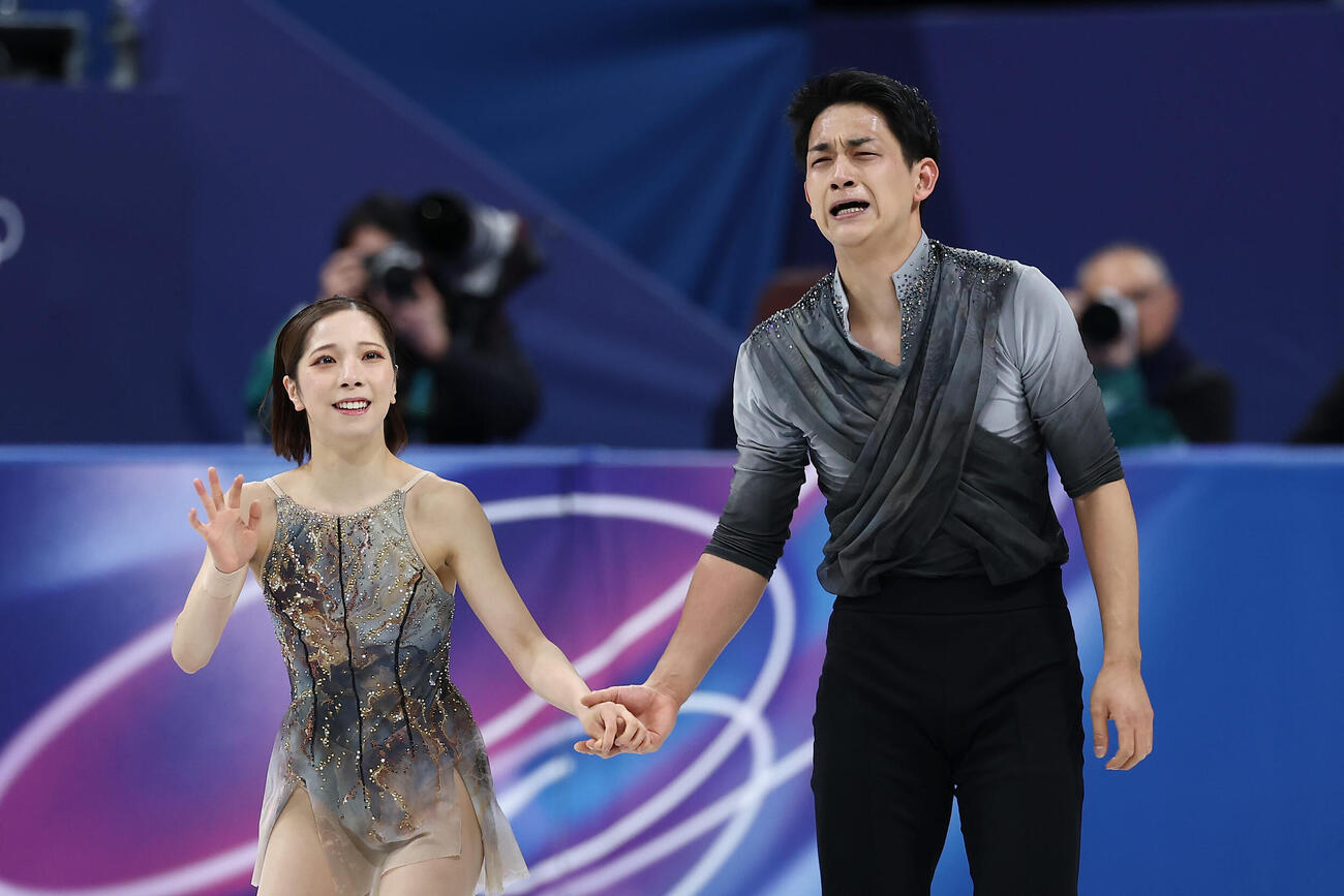 ペアフリーの演技を終え、手を振る三浦（左）と涙する木原（撮影・前田充）