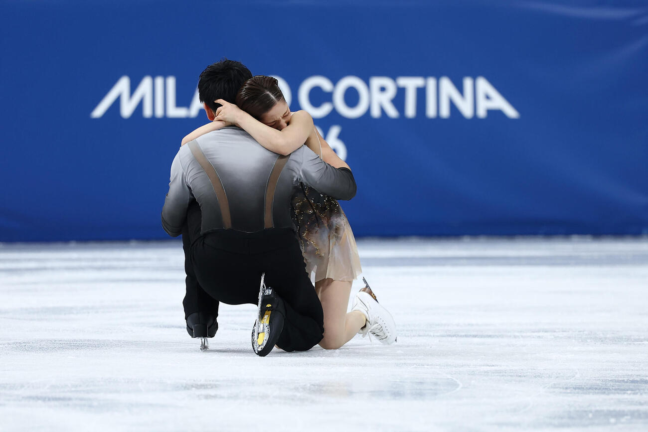 ペアフリーの演技を終え、抱き合う三浦（右）、木原組（撮影・前田充）