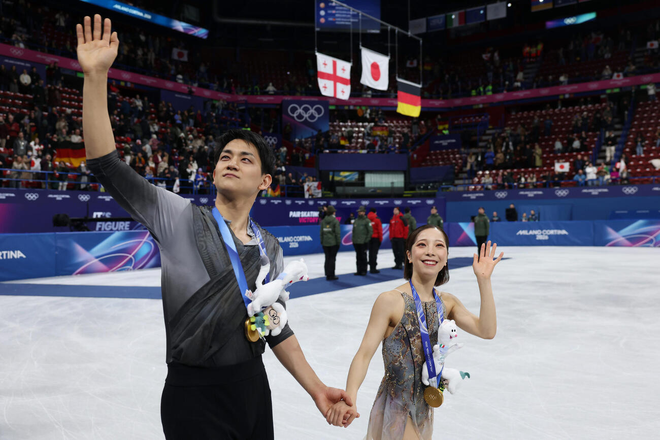 金メダルを獲得し、笑顔で歓声に応える三浦、木原組（撮影・前田充）