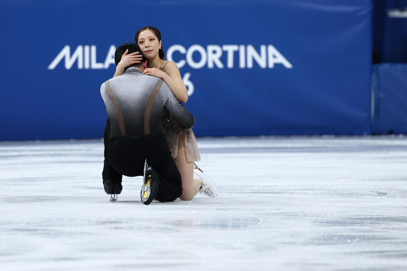 ペアフリーの演技を終え抱き合う三浦（右）、木原組（撮影・前田充）