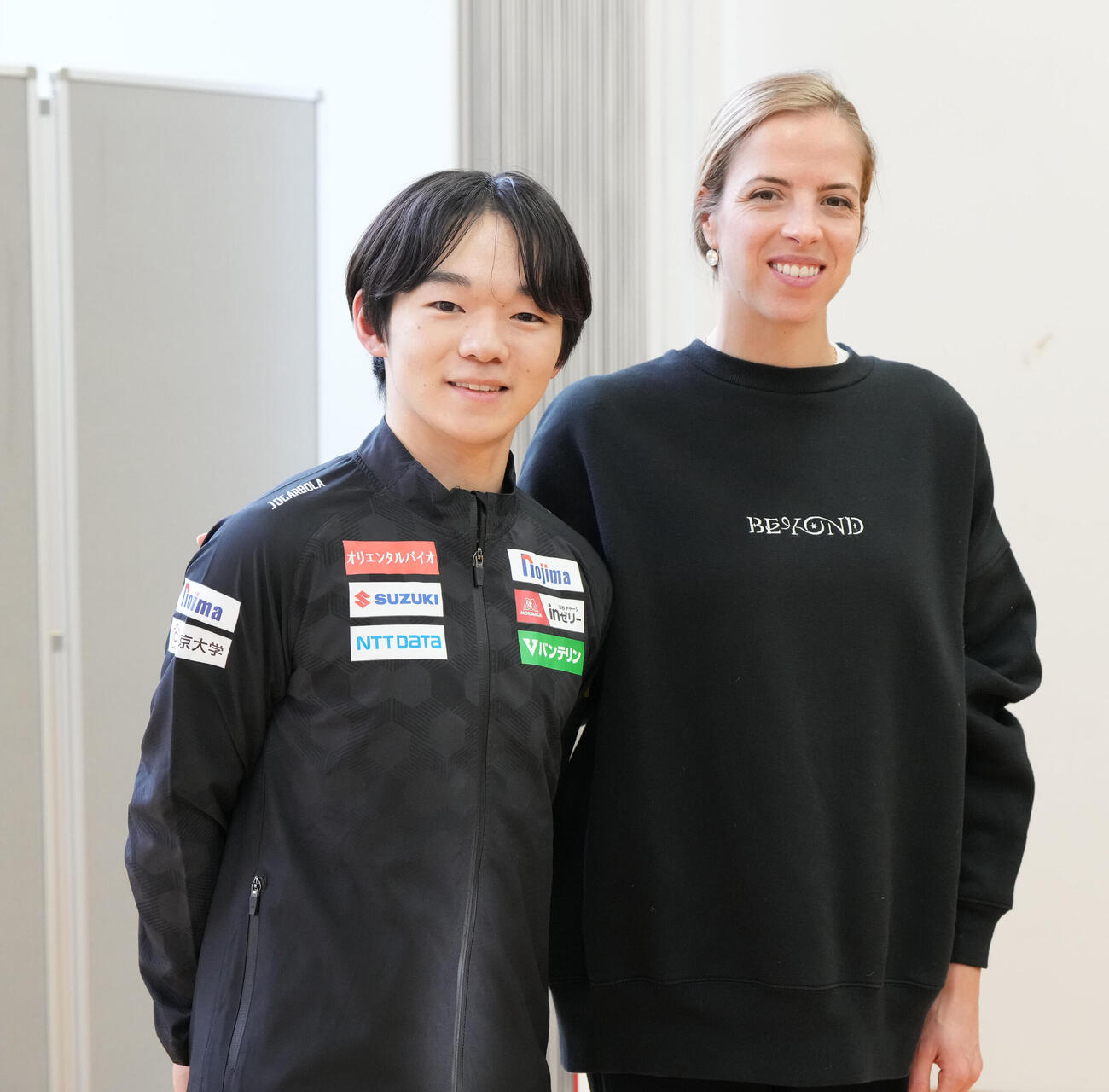 鍵山優真とカロリーナ・コストナーコーチ（右）（2024年11月撮影）