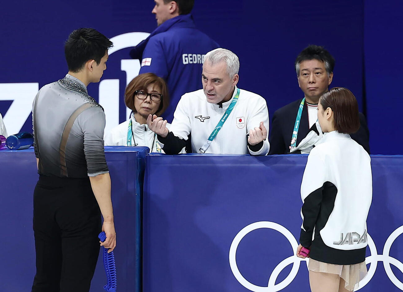 ペアフリーに向けた練習を終えた三浦（手前右）、木原組と言葉を交わすブルーノ・マルコット・コーチ（中央）（撮影・前田充）