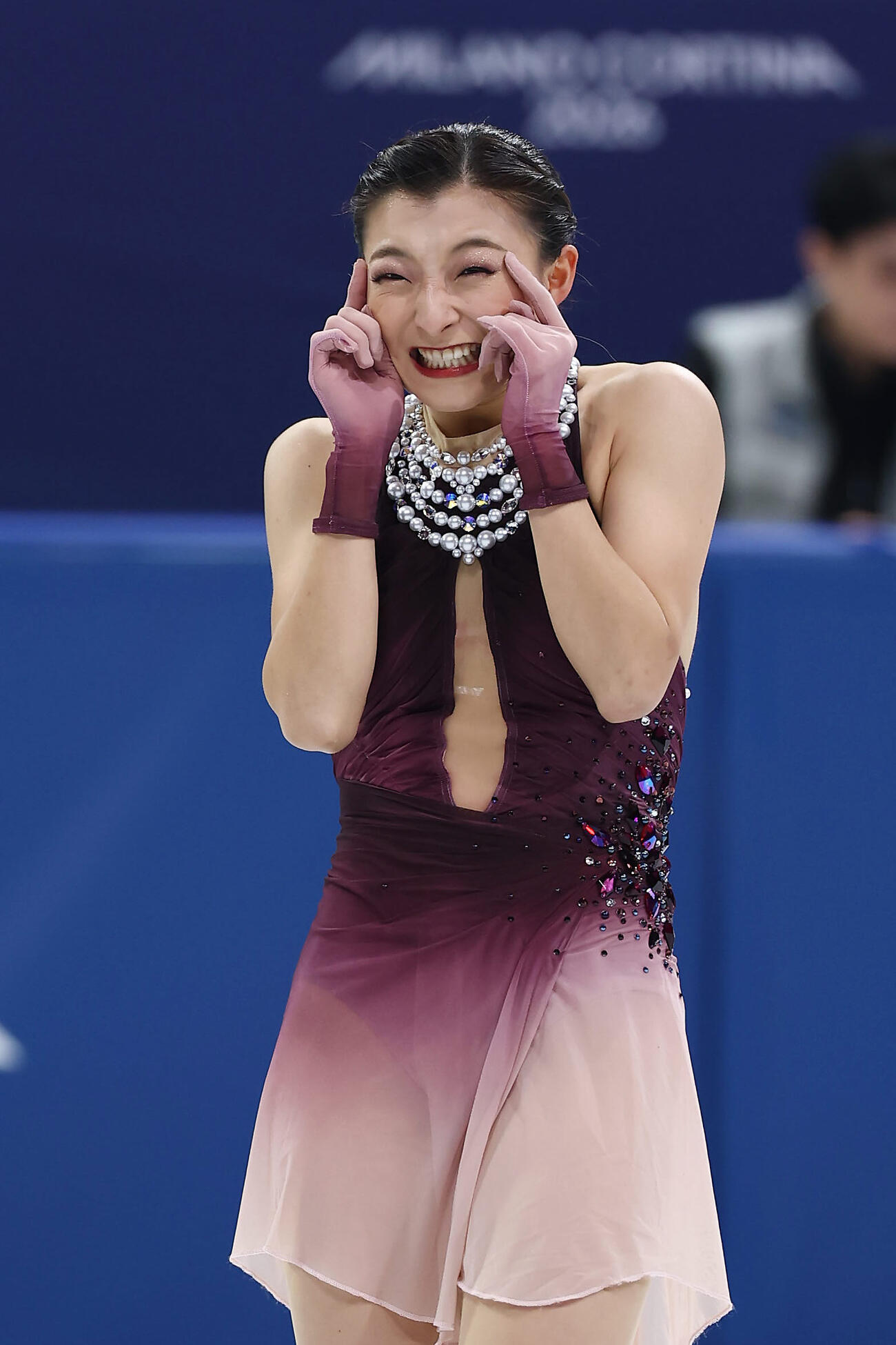 団体女子フリーの演技を終え笑顔を見せる坂本（撮影・前田充）