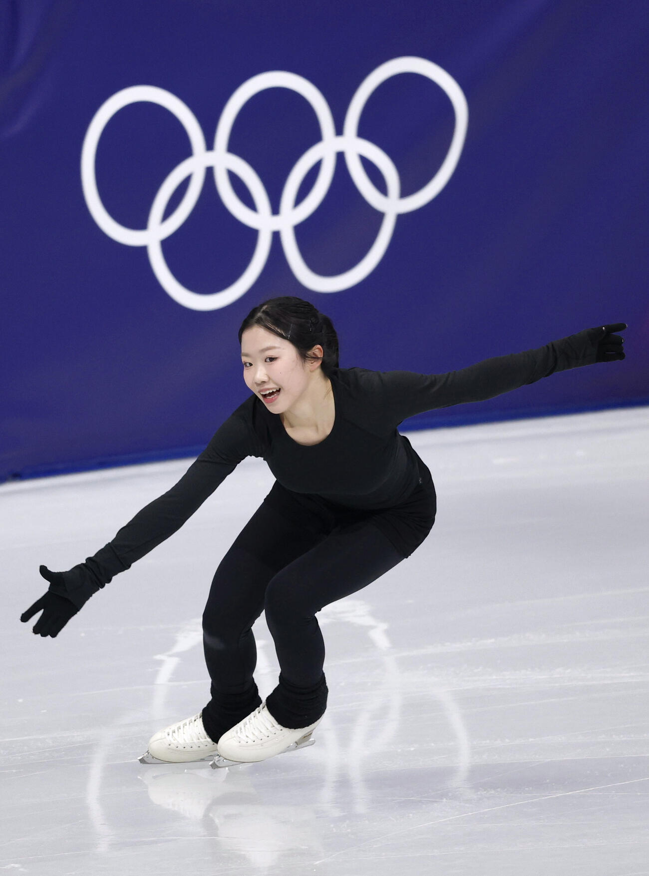 公式練習で調整する中井亜美＝ミラノ（共同）